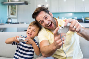 家族を持っても、ゲームを全力で楽しむ中年男性。写真はイメージ　（画像：Wavebreak Media Ltd／123RF）