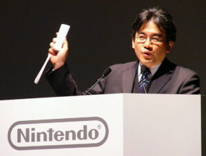 2006年、新型ゲーム機発売を発表する岩田聡氏（写真：時事通信フォト）
