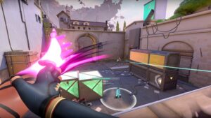 タクティカルFPS『VALORANT』のプレイ画面。同ゲームの基本ルールでは、プレイヤーが5人ずつアタッカー（攻撃）とディフェンダー（防衛）の2チームに分かれ、最大24ラウンドを争う（画像：ライアットゲームズ）