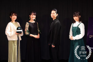 （左から）声優の安齋由香里さん、石川由依さん、福山潤さん、寺田晴名さん（画像：グレイプ）
