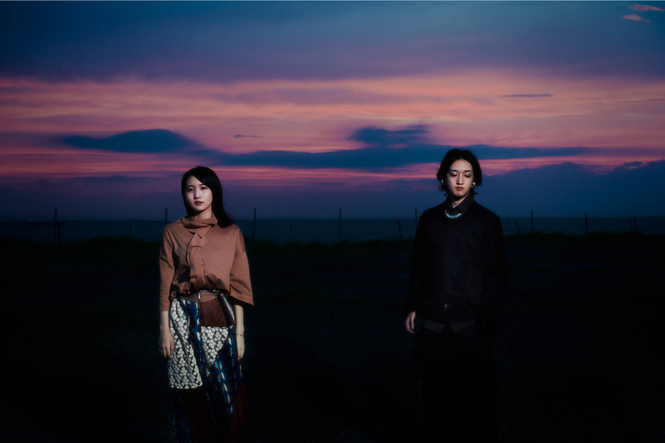 YOASOBI　（左）ボーカル・ikura（幾田りら）、（右）ボーカロイドプロデューサー・Ayase