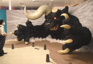 「大ベルセルク展」で来場者を圧倒する、巨大ゾッドの展示。大きさは幅約4.5メートル（以下すべて筆者撮影）