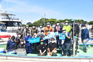 TVアニメ『スローループ』船釣り体験イベントの参加者全員で記念写真
