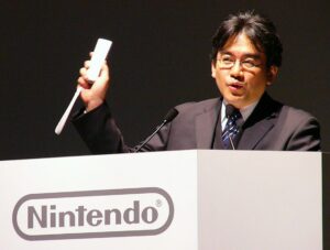 2006年、新型ゲーム機発売を発表する岩田聡氏(写真:時事通信フォト)