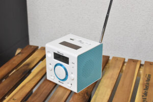  「エコキューブラジオ4」の組み立てが完成した状態。FMラジオの聴取やスマートフォンへの充電などが可能で、手回しや太陽光でも発電できる優れもの（以下すべて筆者撮影）