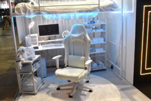 「東京ゲームショウ2022」会場で展示された、ニトリの白いゲーミングチェア。同社の生活家具とあわせて展示され、導入シーンがイメージしやすい（以下すべて筆者撮影）