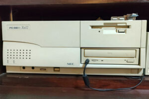 90年代半ばに発売されたPC-98シリーズの上位機種「PC-9821 Xa12」（写真提供：たまじぃ☆ミssdc68k）