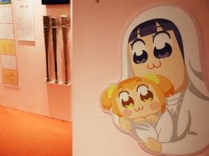 かわいらしい空間だが、よく見ると釘バットが展示されている　(C)大川ぶくぶ/竹書房　(C)大川ぶくぶ/竹書房・キングレコード