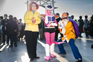 フリーザに扮するFrezaさん（Twitter @Freza_sama）、“お笑い芸人のアイデンティティ田島さんがする野沢雅子さん”に扮する紫音さん（Twitter @WwCcd98）、亀仙人に扮する団長さん（Twitter @ESP_Believe_777）、撮影：乃木章（Twitter@Osefly）