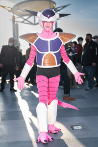 フリーザに扮するFrezaさん（Twitter @Freza_sama）、撮影：乃木章（Twitter@Osefly）