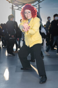 お笑い芸人のアイデンティティ田島さんがする野沢雅子に扮する紫音さん（Twitter @WwCcd98）、撮影：乃木章（Twitter@Osefly）