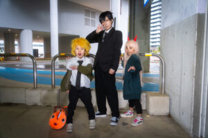 『チェンソーマン』アキに扮する咲っぽさん（Twitter@sak_po29）、パワーに扮するむすめっこ2号、デンジに扮するむすめっこ3号、カメラマン：乃木章（Twitter@Osefly）