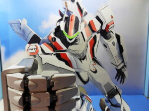 「VF-25F　メサイア」のトリックアート風フォトスポット　(C)1984,1994,2021 BIGWEST　(C)2011 BIGWEST/MACROSS F PROJECT　(C)Bandai Namco Amusement Inc.