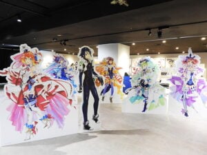 ワルキューレをはじめとする歌姫や、ハヤテたち歴代主人公のパネルはすべてマクフェスのための描きおろし！　(C)1984,1994,2021 BIGWEST　(C)2011 BIGWEST/MACROSS F PROJECT　(C)Bandai Namco Amusement Inc.