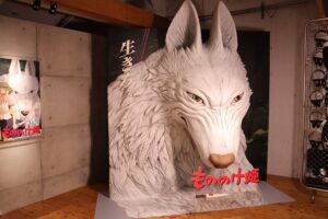 サンの育ての親、モロの巨大オブジェ。サンの短刀も用意されているので、ポスターの構図を完全再現できる！