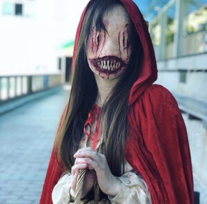 赤ずきん『赤ずきん』（ホラーアレンジ）に扮するに扮するアンジェリカさん／写真提供：アンジェリカさん