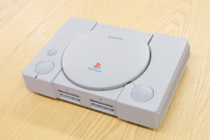 1994年12月3日発売の、初代「PlayStation」写真は1997年発売モデル「SCPH-7000」（マグミクス編集部撮影）