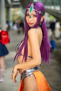 ドラクエ4』踊り子「マーニャ」のコスプレイヤーが褐色肌と美脚すごっ！「脚なっが」 | マグミクス