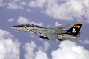 米海軍第103戦闘攻撃飛行隊、通称「ジョリー・ロジャース」のF-14。2002年撮影　（画像：U.S. Navy photo by Capt. Dana Potts., Public domain, via Wikimedia Commons）