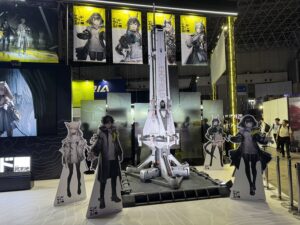 ブースの入口でひときわ目立つロケットのオブジェ。