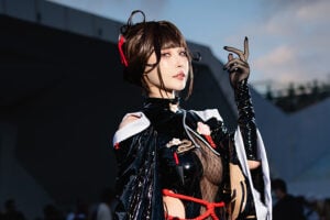 『勝利の女神：NIKKE』サクラに扮する「Miu」さん （Instagram：miu.cosplayer）、コラボスタジオ：射手座撮影棚、道具製作・商業撮影：薩sai／撮影：乃木章（X：@Osefly）