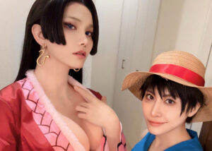 『ONE PIECE』ボア・ハンコックに扮する「みかんくん」さん（X：@xmikanpapax）、ルフィに扮する「らんちぱっく提督」さん（X：@m_konox）／画像提供：「みかんくん」さん