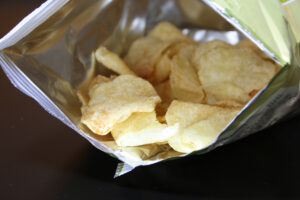 袋のなかのポテトチップスのイメージ(画像:写真AC)
