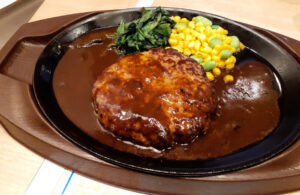 食欲そそる、ガストのハンバーグ。（画像：写真AC）