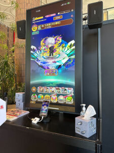 『コトダマン』×TVアニメ『呪術廻戦』渋谷サンプリングイベントの様子。特別な「召喚(ガチャ)」体験会が実施された