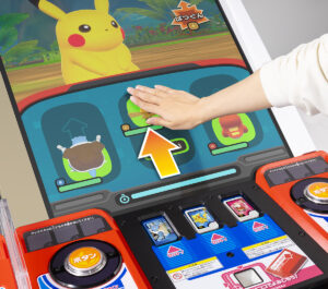 『ポケモンフレンダ』は、ボタン連打とタッチパネル操作でプレイする（画像：タカラトミーアーツ）