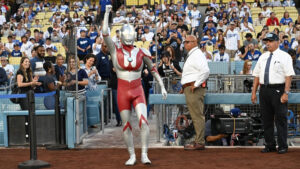 ドジャースタジアムでのウルトラマンたちの始球式　(C)Los Angeles Dodgers 2025 TM/ (C)2025 MLB