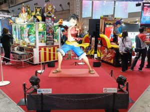 「ワンピース」を題材にしたアーケードゲームと「モンキー・D・ルフィ」等身大オブジェクト（バンダイナムコエクスペリエンス）