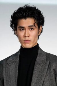 銀二郎役の寛一郎さん（時事通信フォト、2024年11月26日）