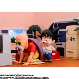 亀仙人の視線の先のエアロビ画面も丁寧に再現された室内　「ドラゴンボール ワールドコレクタブルフィギュア PREMIUM-カメハウスセット-」（BANDAI SPIRITS）　(C)バード・スタジオ／集英社・東映アニメーション