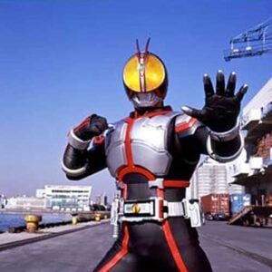 シリアスな役柄を演じた綾野さんが登場する『仮面ライダー555』　(C)石森プロ・東映