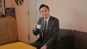 『孤独のグルメ Season11』第1話で、商談のためバイオリン教室にやってきた井之頭五郎　(C)テレビ東京