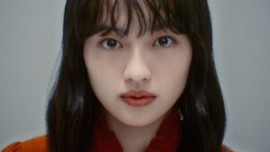 大家直美役の上坂樹里さん。2025年10月、シンガーソングライターのUruの楽曲「プラットフォーム」のミュージックビデオに出演した際の姿