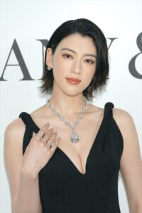 2023年7月、「ティファニー銀座本店」がリニューアルオープンされた時のイベントに出席した三吉彩花さん