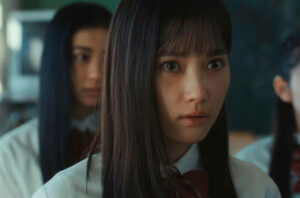ドラマ『惡の華』第4話より。佐伯奈々子（井頭愛海）だけが「事件」の真相に気づく　(C)「惡の華」製作委員会2026 (C)押見修造／講談社