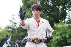 物語終盤、窮地の氷川誠たちのもとに駆けつけ、仮面ライダーアギトに変身しようとする「津上翔一」　(C)2026「劇場版アギト」製作委員会　(C)石森プロ・東映