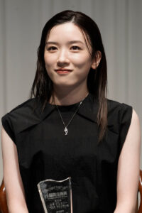 ロングヘアだったときの永野芽郁さん（2023年1月、時事通信フォト）