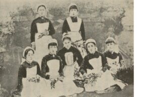 「桜井女学校の看護婦生徒とアグネス・ヴェッチ」。撮影時期は1888年10月26日で、卒業記念のものと推定される 編者:佐波亘, Public domain, via Wikimedia Commons
