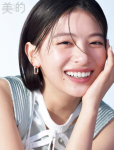 アイスブルーのトップスとベージュトーンのメイクで涼しげな印象に。みずみずしさとフレッシュさをそのまま閉じ込めたような爽やかなルックを披露。