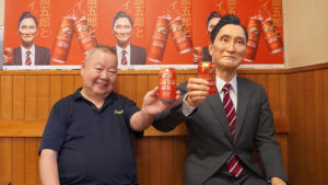 新丸子の三ちゃん食堂にて。店主の中山知久さんと、等身大の五郎さん(マグミクス編集部撮影)