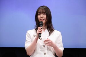唐田えりかさんの主演ドラマ『102回目のプロポーズ』完成披露試写会でのロングヘアの姿　(C)フジテレビ