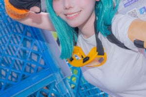 『ドラゴンボール』ブルマに扮する「どらやき」さん(X:@dorayaki0821)、撮影:「しめ鯖」さん(X:@0203shimesaba)/写真提供:「どらやき」さん