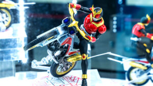 「S.H.Figuarts(真骨彫製法) 仮面ライダークウガ マイティフォーム」と、「S.H.Figuarts トライチェイサー2000」。どちらも店舗限定商品(以下全て、乃木章撮影)