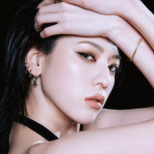 三吉彩花さんが初めてプロデュースを手がけたカラーコンタクトレンズブランド「main（メーン）」。画像は三吉彩花さんのプロフィール写真
